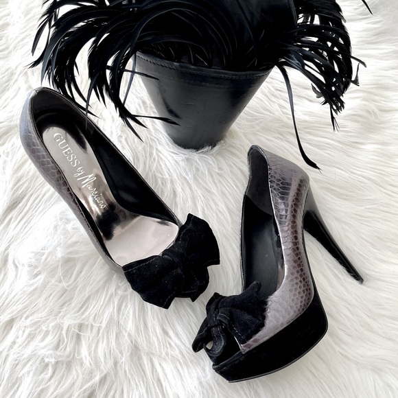 Marciano Bow Pumps, size 5.5 - Picture 3 of 8